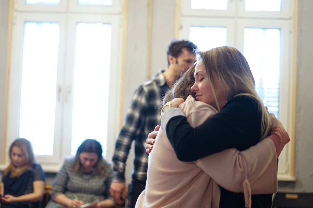 Exercițiu de conectare la un curs — o îmbrățișare reală între doi participanți