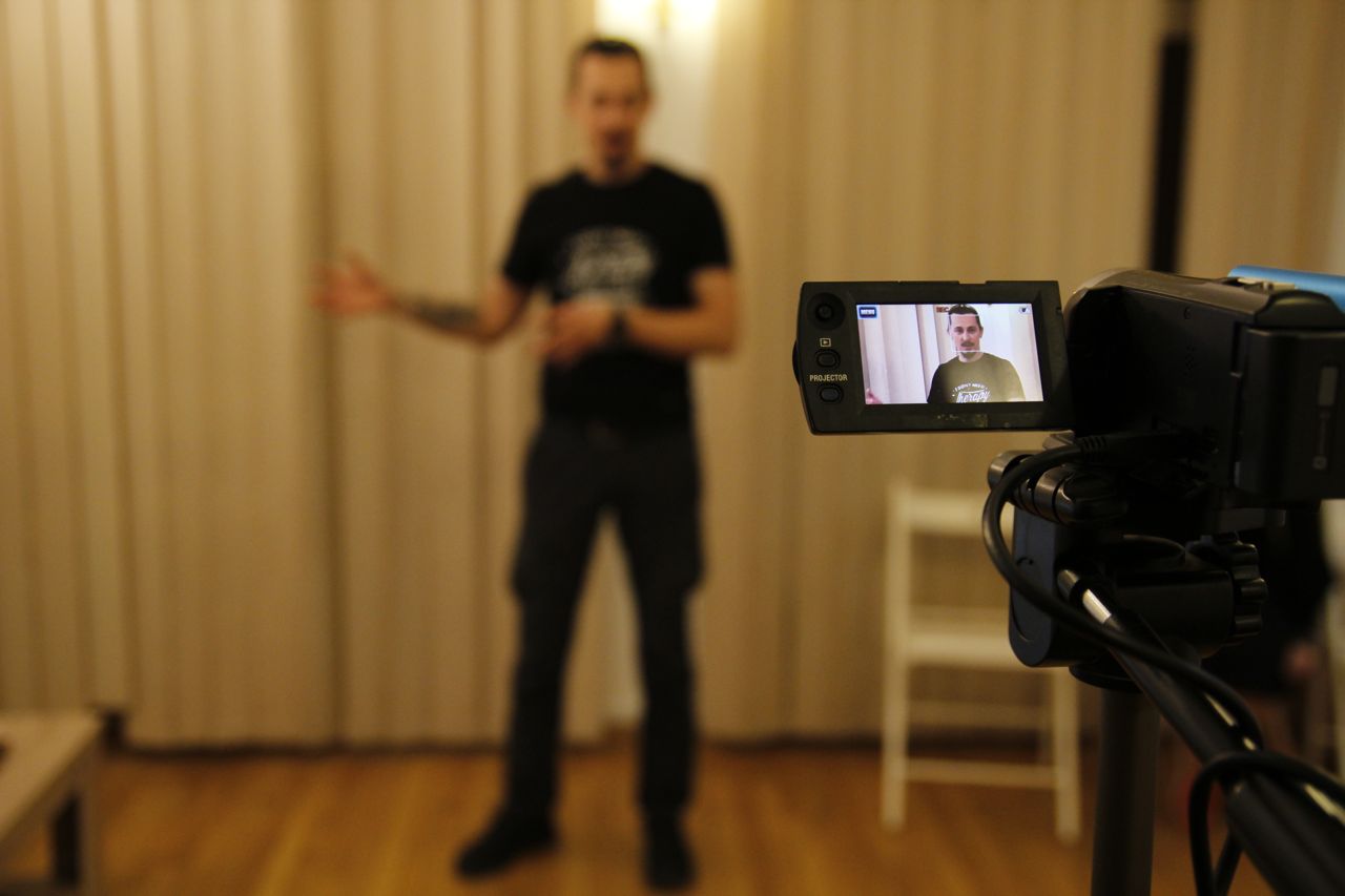 Un participant filmat în fața camerei la un curs cu Edgar Nistor