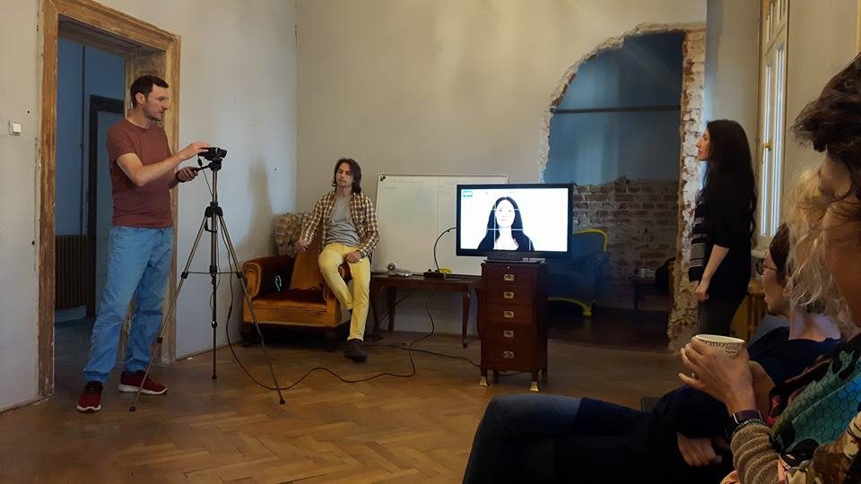 Edgar Nistor filmând o cursantă în timpul unui exercițiu