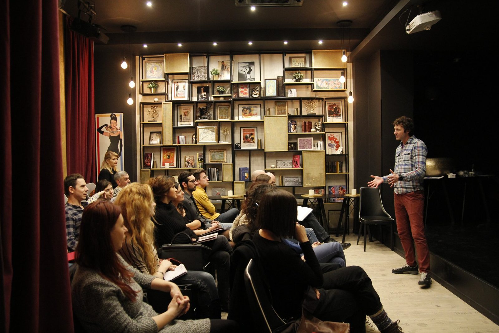 Edgar Nistor la primul său seminar, vorbind în fața publicului