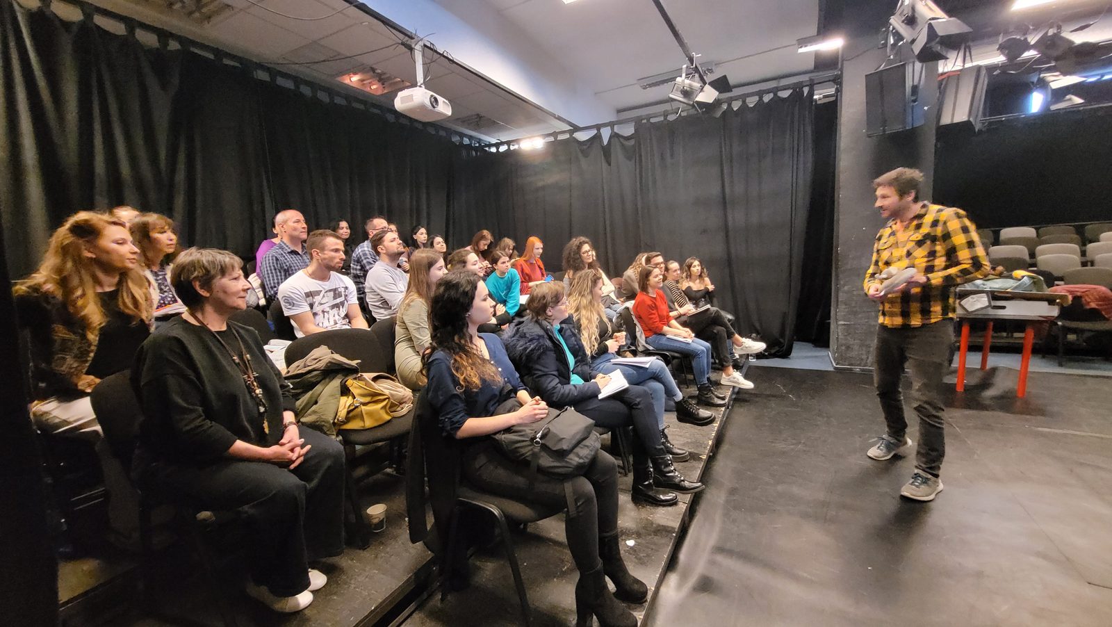Edgar Nistor susținând Camera Masterclass la Teatrul Apropo