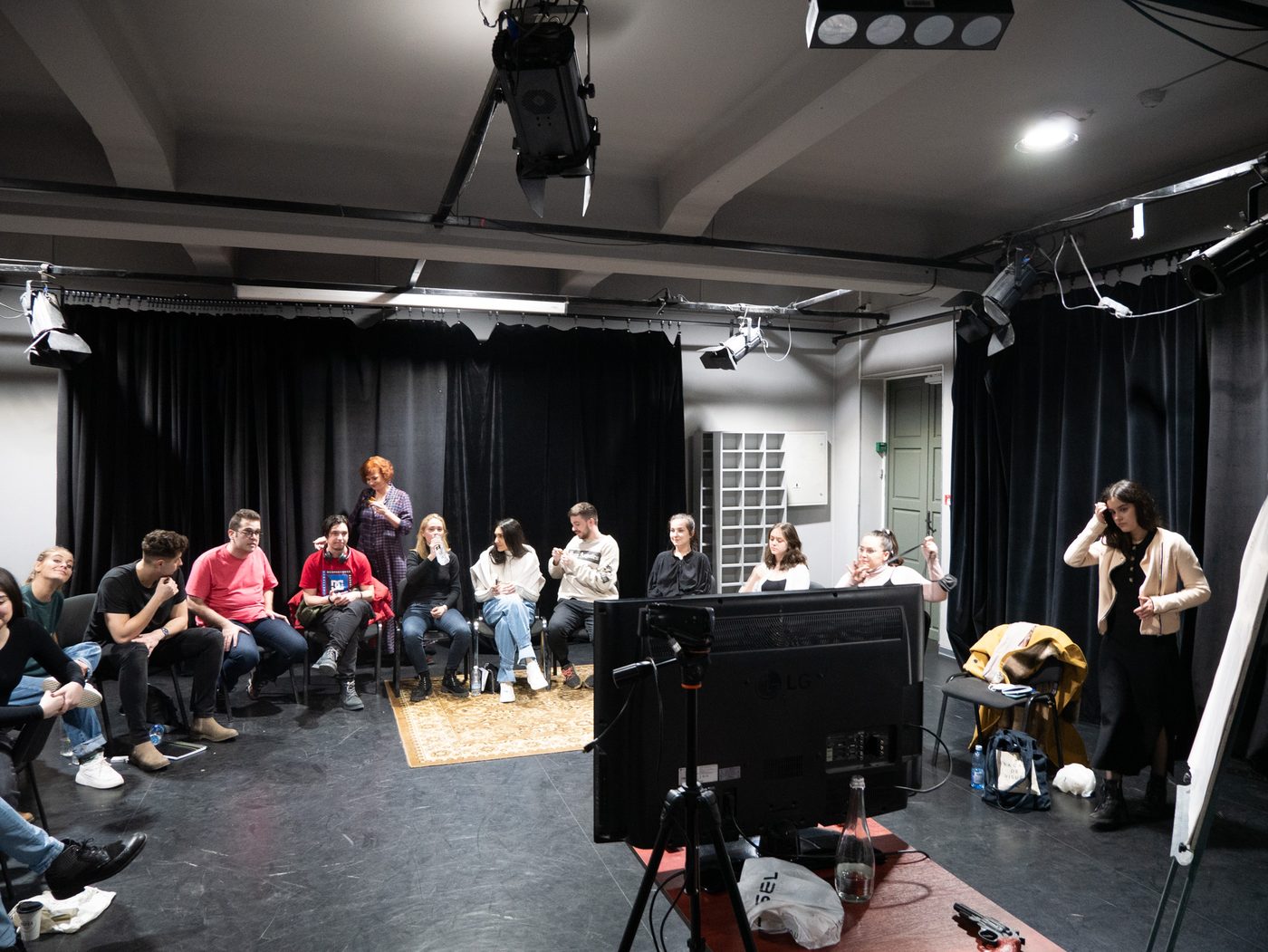 Cursanți în cerc la masterclass, UNATC