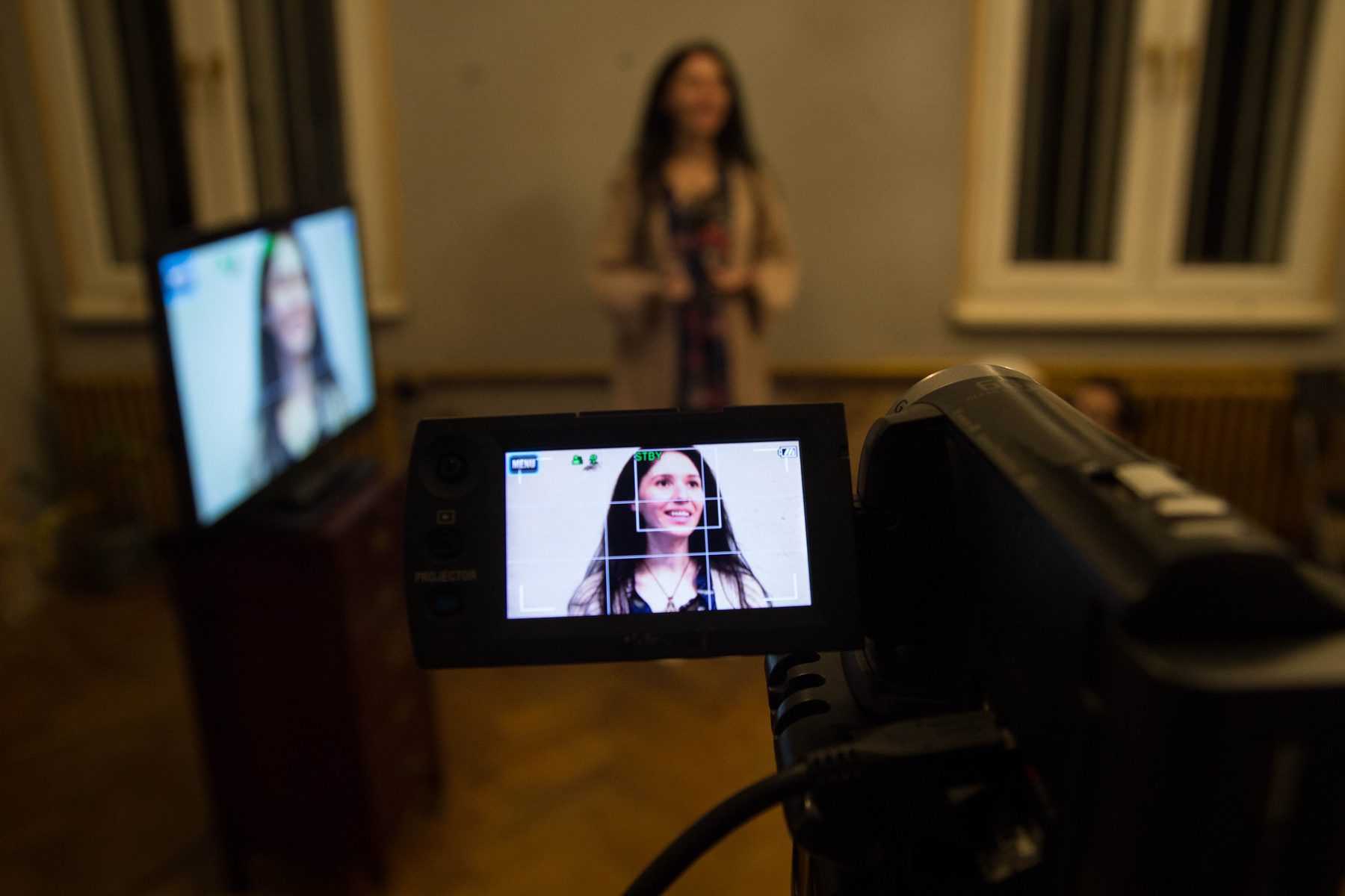 Cursantă văzută prin vizorul camerei de filmat în timpul unui exercițiu