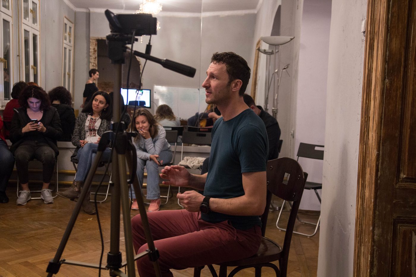 Edgar Nistor la trepied, vorbind cu grupul la Masterclass, octombrie 2018