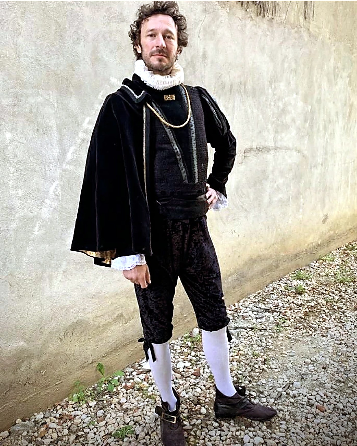 Edgar Nistor în rol — costum de epocă