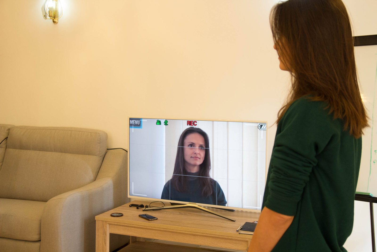 Clientă față în față cu propria imagine pe ecran, REC pornit