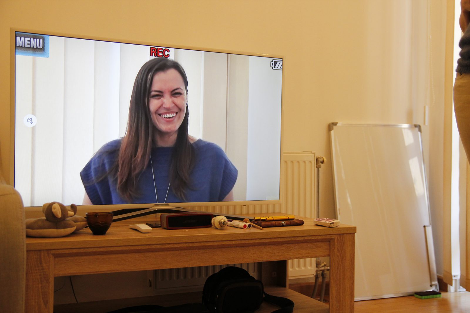 Clientă râzând pe ecranul TV în timpul filmării