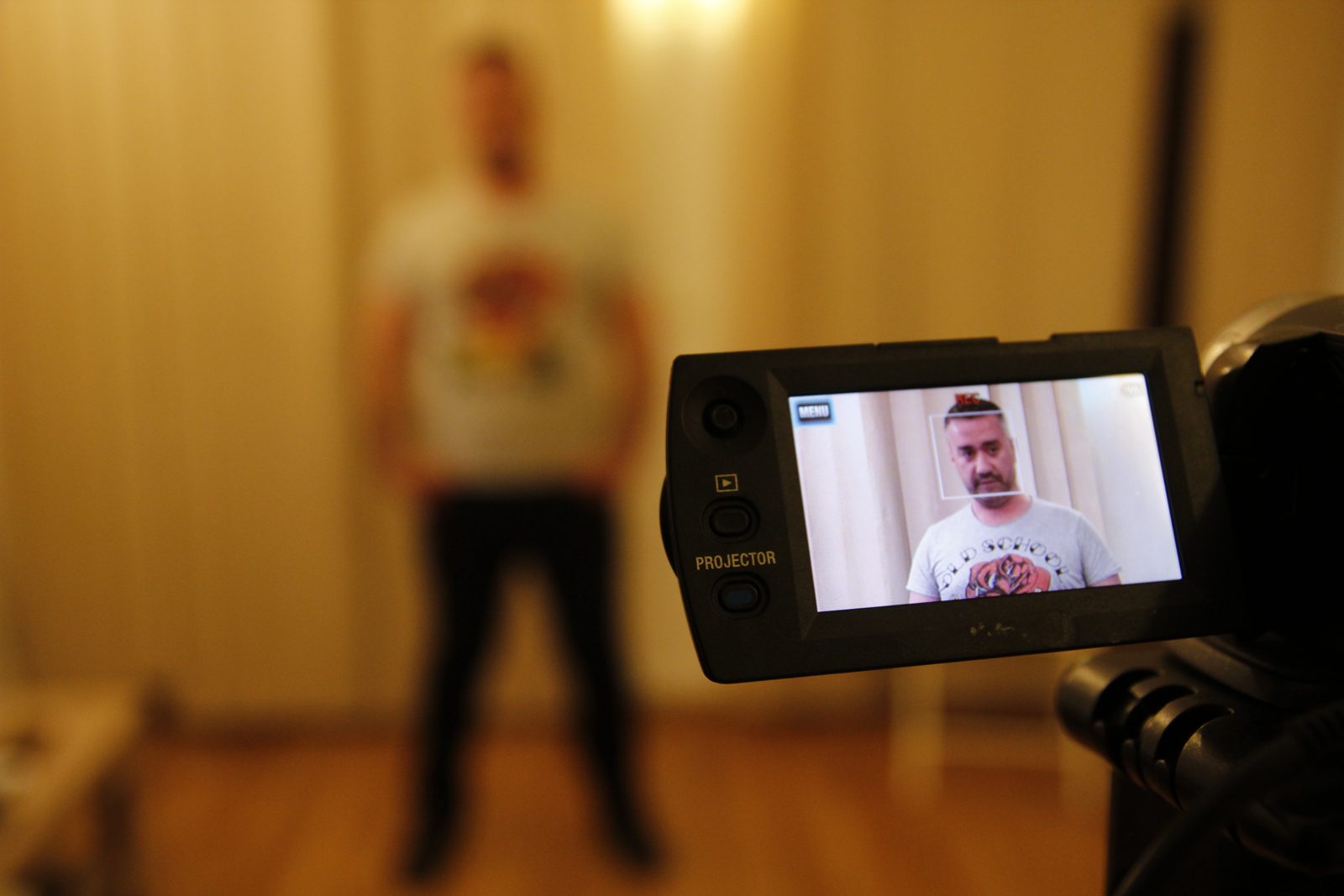 Chipul clientului în vizorul camerei de filmat