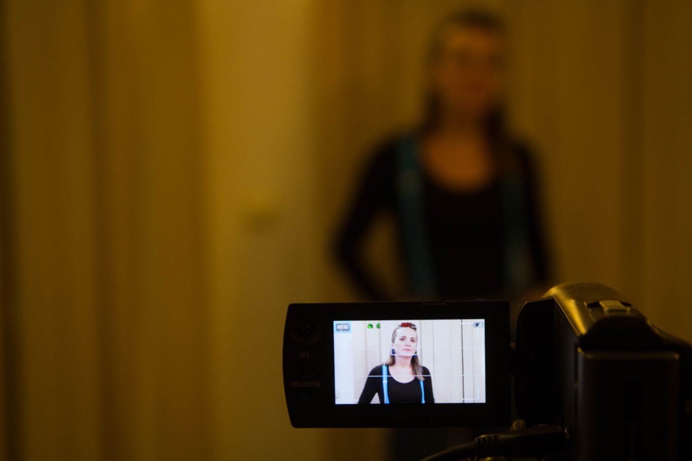 Cursantă văzută prin vizorul camerei de filmat