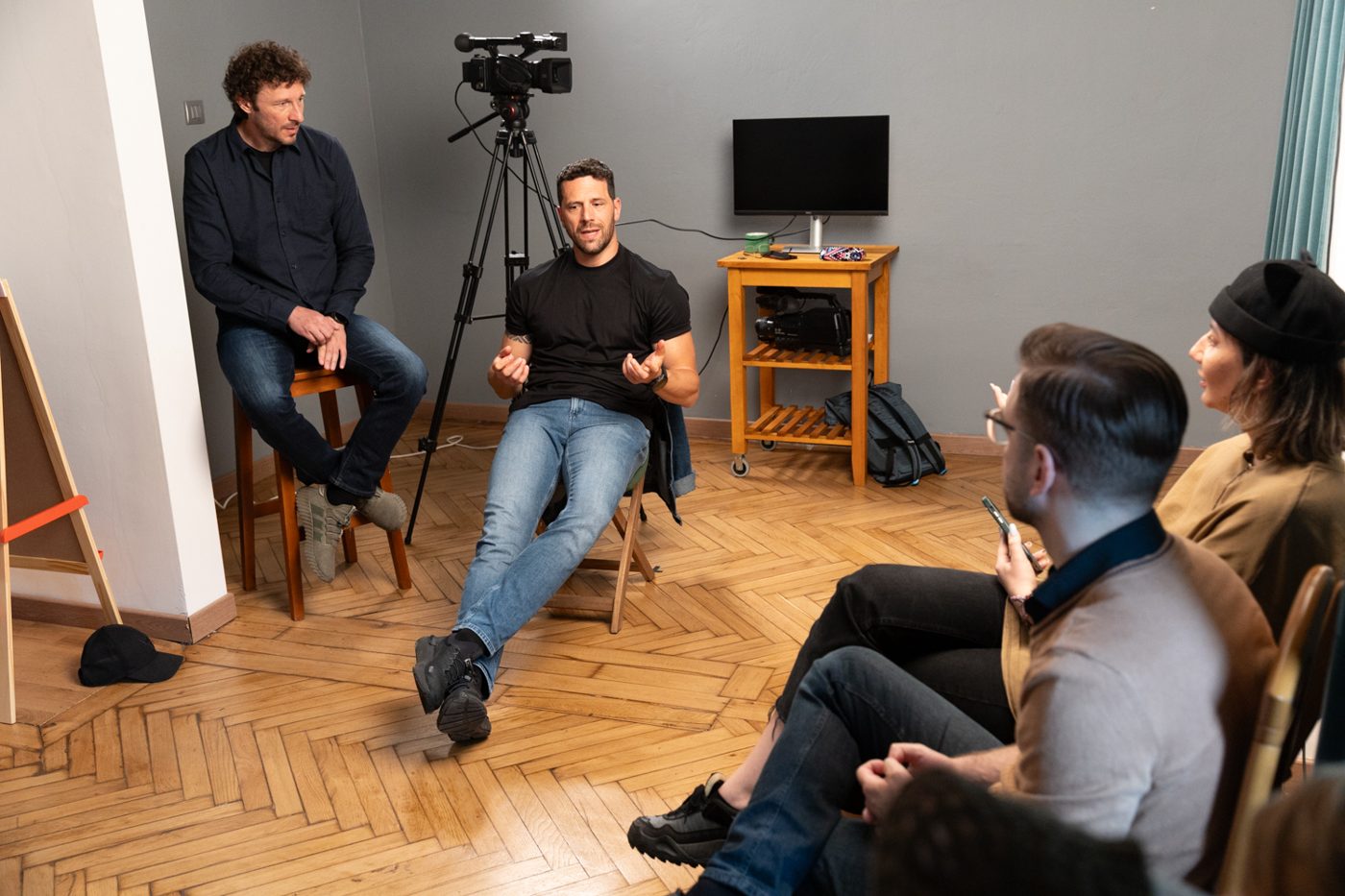 Adrian Nartea vorbind în timpul unei sesiuni, Edgar Nistor la cameră